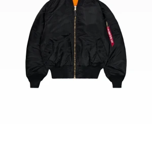 Svart bomberjacka från Alpha Industries - Snygg svart bomberjacka från Alpha Industries med orange foder. Jackan har dragkedja framtill och ribbade muddar vid ärmslut och nederkant. Perfekt för en cool och avslappnad stil. Nypris 2700;-. Storleken är medium/ herr.