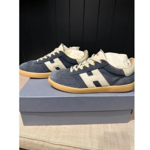 Hogan sneakers - Blå Hogan sneakers i fint skick. 