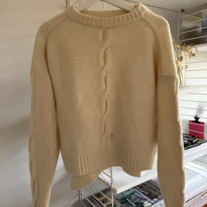 Filippa K tröja - Så snygg tröja från Filippa K, fläck på framsidan har inte testat att ta bort den men inget som är jätte störigt. Den har tecken på användning därav priset💟