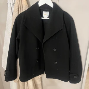 Svart kappa från Gina Young  - Snygg svart kappa från Gina Young. Som jag endast andvänt en gång.💗