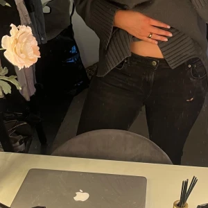 Svarta lågmidjade jeans med slitningar ZARA - Svarta lågmidjade jeans med slitningar och hål från Zara. Jättesnygga och trendiga💌jeansen är välanvända och har tyvärr ett hål mellan benen. De är fortfarande väldigt fina och har mycket potential. De går säkert att laga för dom är så så fina! Passar mig som har storlek 40. Dom är väldigt sköna och stretchiga. 