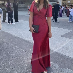 Balklänning - Säljer en så fin balklänning i en hallonröd färg. Klänningen är använd en dag förra året och har inga defekter vad jag kan se❣️köpt på ASOS 