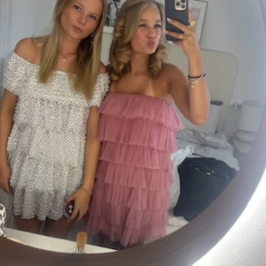 Rosa volangklänning - Säljer en söt rosa klänning med flera lager av volanger. Klänningen är axelbandslös och perfekt nu inför sommaren elelr till skolavslutningen! Kom privat vid frågor❤️