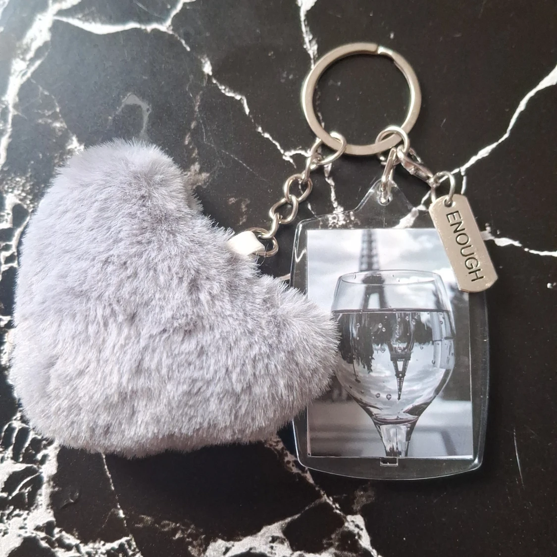 Nyckelring med grått hjärta och citat