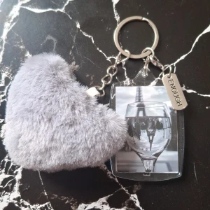 Nyckelring med grått hjärta och citat - Charmig nyckelring med ett mjukt, grått hjärta och en rektangulär bricka med citatet 'I'm not perfect, but I'm always myself'. Perfekt som en personlig accessoar eller present.