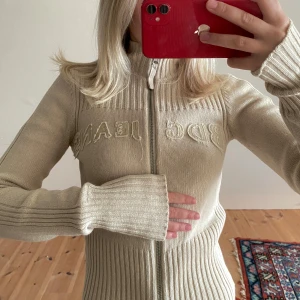 Beige ribbad kofta från Urban outfitters  - Snygg beige kofta från Urban outfitters. Den har en ribbad design och långa ärmar, liten i storleken. Fått så många komplimanger över den men tyvärr inte kommer till användning längre 🫶🏻