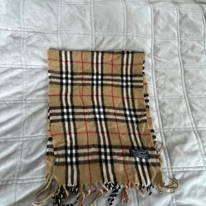 Burberry halsduk - Skick 8/10 använd få gånger. Ställ gärna frågor 