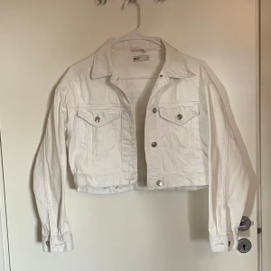 Vit croppad jeansjacka - Använd ett fåtal gånger men inga fläckar. Oversized denim med kort passform, kan skicka fler bilder på begäran. Lila strecken är bara min kamera...