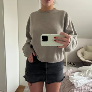 Lågmidjad jeanskjol - Säljer min lågmidjade jeans kjol då den inte kommer till användning för den är lite för kort för mig. 