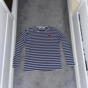 Randig tröja från Comme des Garçons - Säljer en stilren randig tröja från Comme des Garçons, tröjan är i L men sitter som S, perfekta tröjan till sommaren