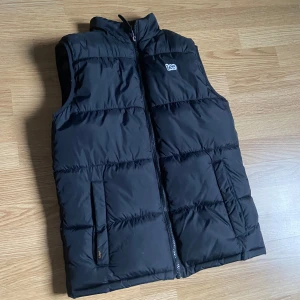 Svart dunväst från Lee - Säljer min svarta väst från lee för att den är för liten och den har ett mycket bra skick och den he inte använts så mycket.