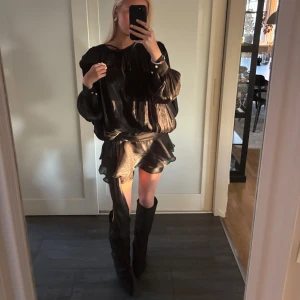 Festklänning - Så sjukt snygg klänning från Bella Barnett!! Helt ny med prislapp! (Endast testad) storlek S❤️ nypris 950kr + frakt och lång leveranstid…🥰