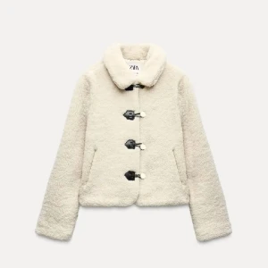 Beige teddyjacka från Zara  - Säljer denna jättesköna teddy jackan från Zara! Endast använd en gång så den är så gott som ny😇