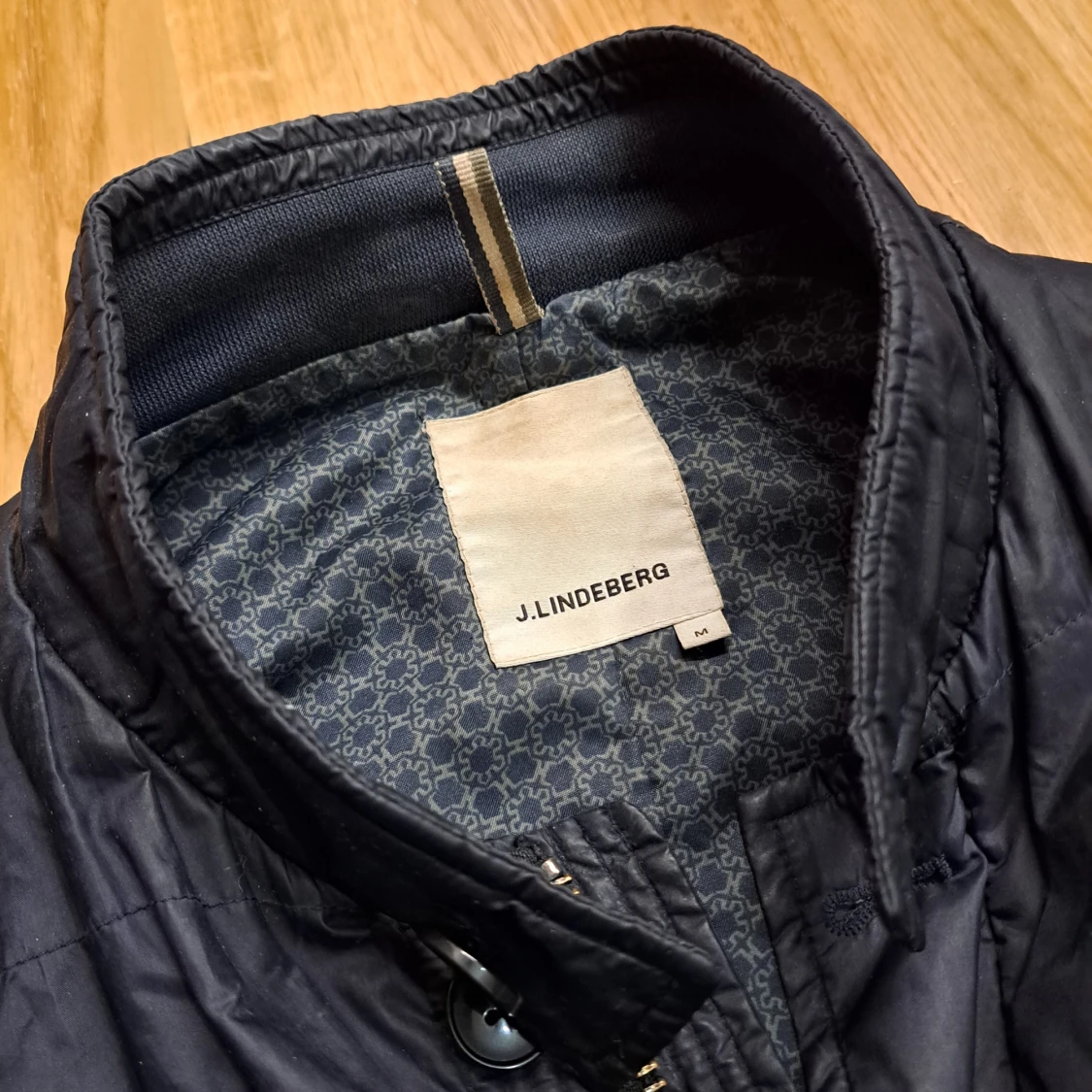 Marinblå väst från J.Lindeberg - 2