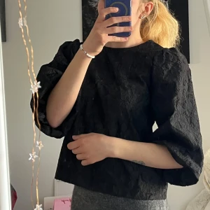 Fin tröja från neo noir  - Säljer denna jättefina blus från neo noir! Aldrig använd, endast testad, lappen sitter fortfarande kvar💕