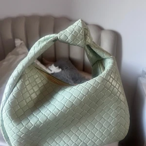 Flätad väska - Supersöt väska i mintgrön! Knappt använd och säljer då den inte kommer till användning tyvärr💕