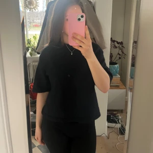 Marinblå stickad tröja - Säljer en marinblå stickad tröja med korta ärmar. Färgen syns på andra bilden vet inte varför det inte fångades upp när jag hade den på mig🩷