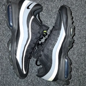 Nike Air Max 95 Ultra - Nike Air Max som jag har köpt men dom är tyvärr för tighta. Jag har inte haft på mig dom alls förutom när jag testade dem. Skorna är lätta på fötterna och perfekta för sommaren. Skorna har storleken 41.