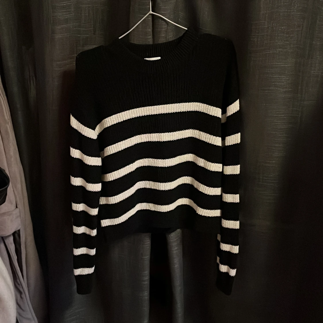 Svart och vit randig stickad tröja från H&M