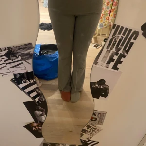Grå yoga pants från Gina Tricot - Säljer ett par grå yoga pants från Gina Tricot. Byxorna har en bekväm passform och är perfekta för en avslappnad stil. De är tillverkade i mjukt material och har en elastisk midja för extra komfort. Storlek S 