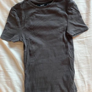 Grå ribbad t-shirt - Snygg slim T-shirt, nästan helt oanvänd! Säljer även i svart‼️