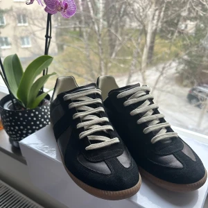 Maison Margiela Skor - Jättefräscha Maison Margiela Sneakers i storlek 42. Skicket är mycket bra! Box och dustbag finns. Ifall du har några minsta funderingar så tveka inte med att skriva.😊