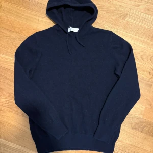  kashmir hoodie  - Säljer en stilren svart hoodie i mjuk kashmir från say less . Sälj pågrund av att mamma tvättat fel och blev mindre och inte passar mera.