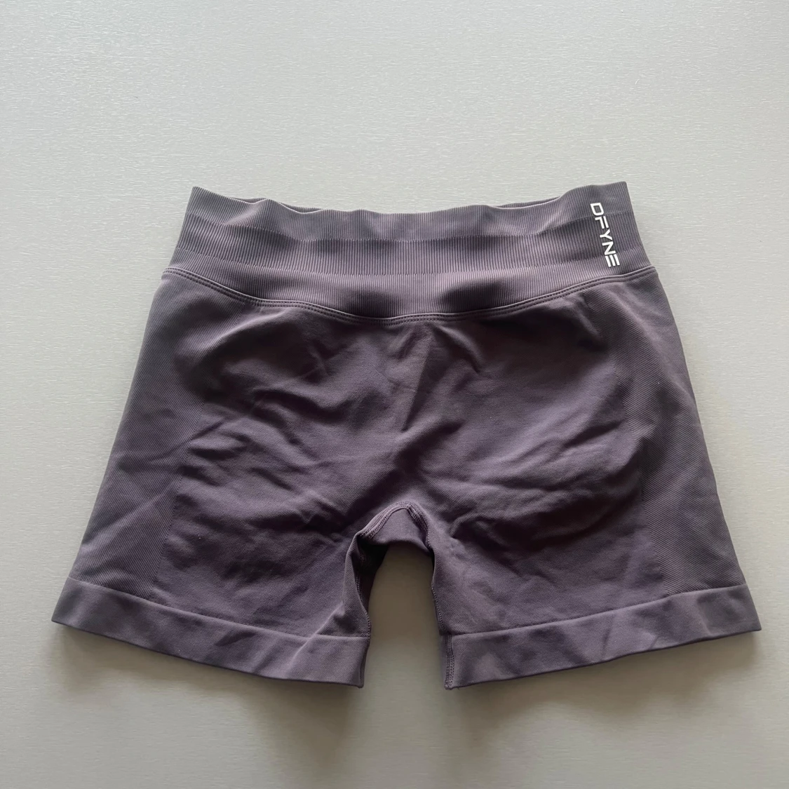 Grå träningsshorts från DFYNE - 1