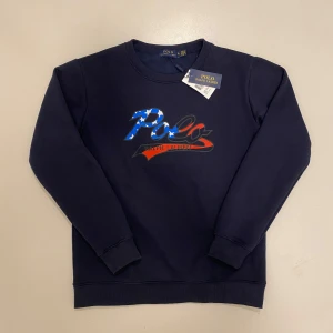 Unik Ralph lauren tröja - Unik ralph Lauren sweatshirt med tryck (Storlek XL men passar L) Helt nytt skick oanvänd || Pris kan diskuteras || Skriv vid minsta fråga eller fundering💯🤝