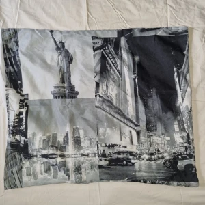 Påslakanset  - Påslakanset, ca 150×210 cm påslakan och ca 60×50 cm örngott med amerikansk motiv i svartvitt.