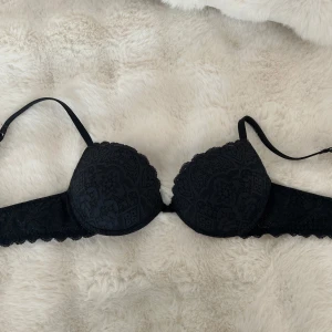 Svart spets-bh från Intimissimi - Jätte fin intimissmi Bh i modellen Belissima! Den är knappt använd eftersom de inte är min storlek🫣💕