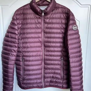 Colmar jacka  - Säljer nu en extremt fet jacka från Colmar i nytt skick. Den är perfekt nu inför våren då den inte är jätte tjock. Färgen är vinröd och skicket är 10/10. Skriv om du har några frågor. Priset går att diskuteras!🤩