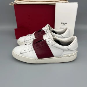 Valentino Open Vinröd | 40 - • Skorna är använda men har mycket kvar att ge  • Storlek: 40 (PASSAR 40.5-41)  • Färg: Vinröd   • Nypris i butik: ~7000SEK  • Låda, dustbag, valentino kort & kvitto medföljer 