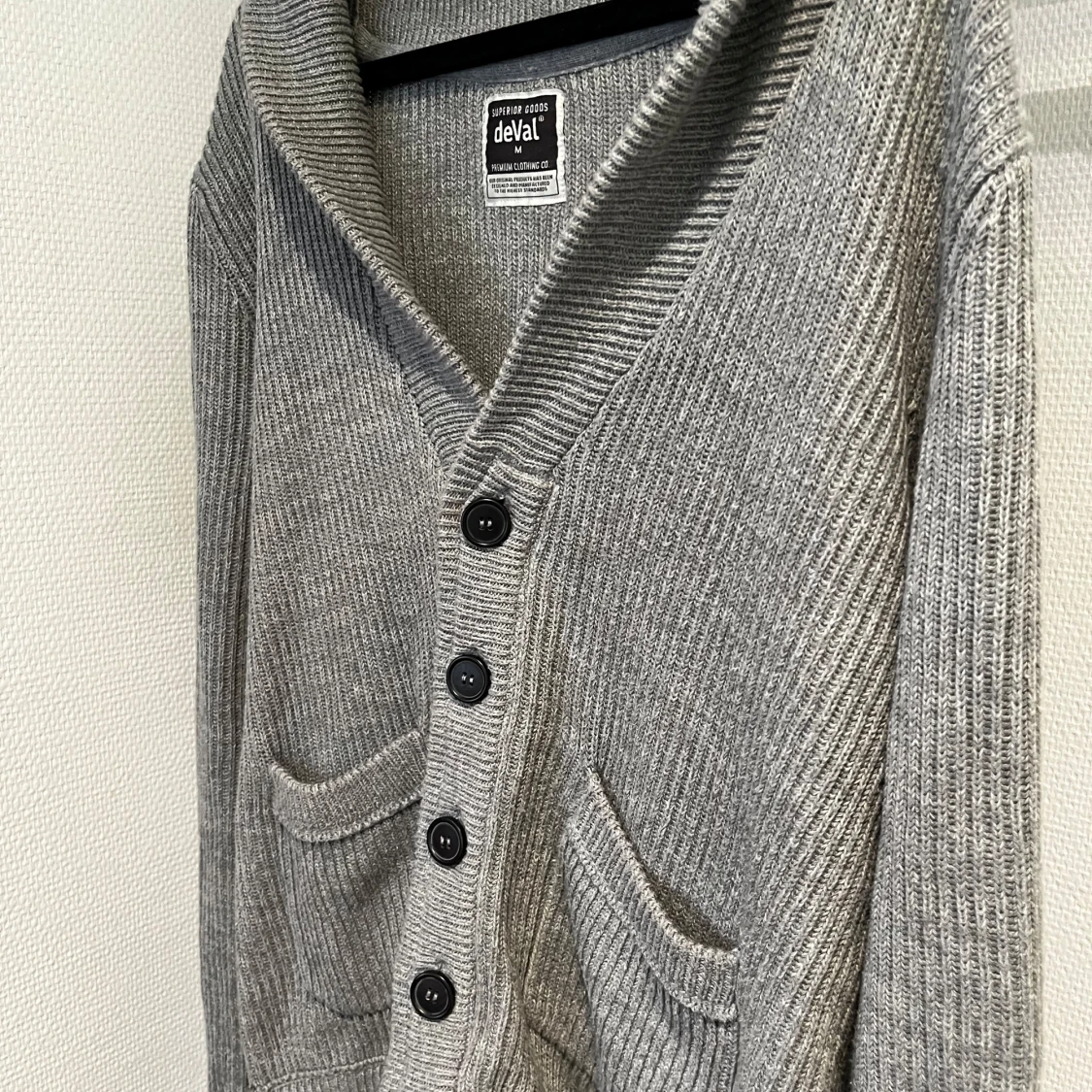 Grå ribbad kofta från deVal - 1