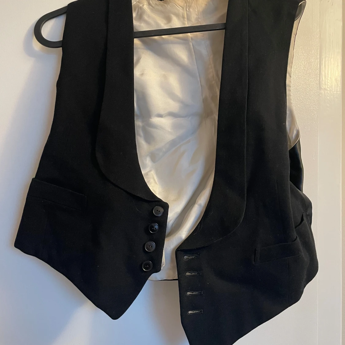 Svart väst med knappar - 1