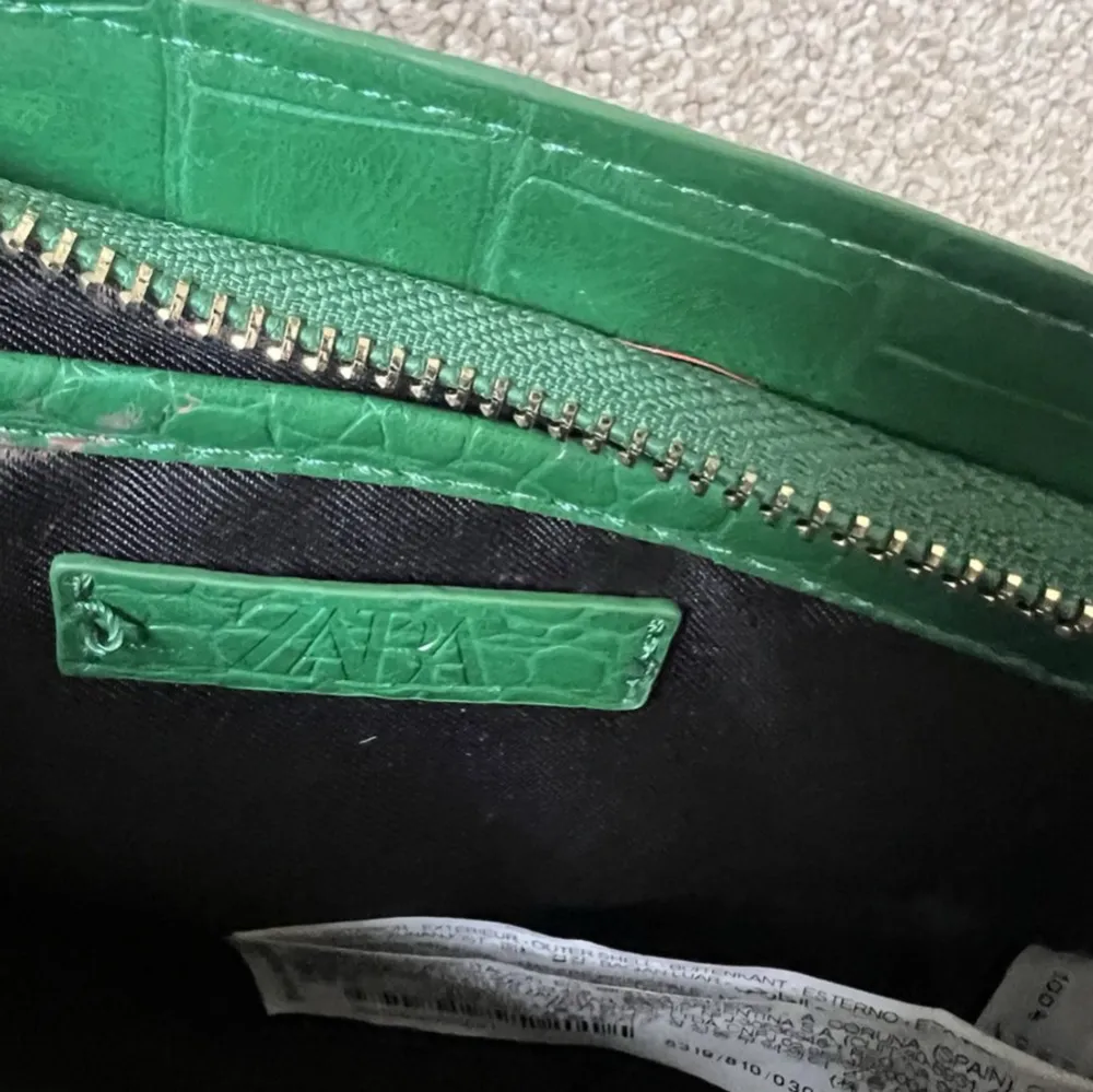 Snygg grön axelväska från Zara. Nypris 499kr. Säljer för 299kr.. Laukut & Käsilaukut.