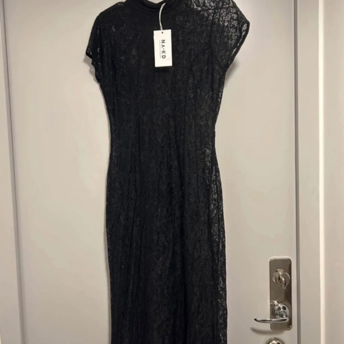 Svart spetsklänning från NA-KD - 1