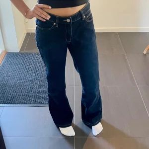 Abrand Jeans - Jättesnygga Abrand jeans i en fin mörkblå färg som jag säljer då de tyvärr är för stora för mig! Modellen heter 99 low boot i färgen Alice! På sista bilden är samma modell i en annan färg, för att visa den egentliga passformen bättre! Nypris ca 1000! Pris kan diskuteras💛