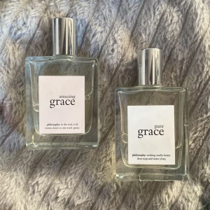 Parfym Amazing Grace och Pure Grace från Philosophy - 45 kr för båda,Två eleganta parfymer från Philosophy: Amazing Grace och Pure Grace. Båda flaskorna är rektangulära med en stilren design och silverfärgad kork. Amazing Grace har en mjuk och feminin doft, medan Pure Grace erbjuder en ren och fräsch känsla. Perfekta för den som älskar subtila och sofistikerade dofter.