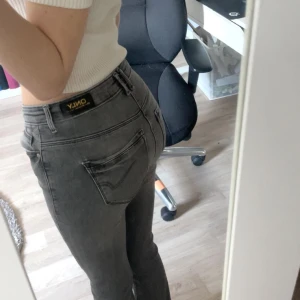 Grå jeans från ONLY - Snygga grå jeans från ONLY i storlek XS. Har inte andvänt mycket, ser ut som nya. Väldigt bekväma och fräscha 