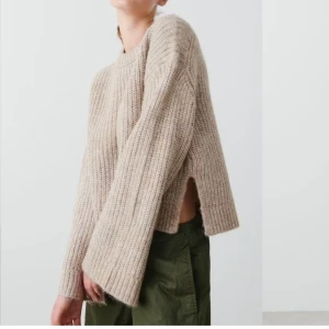 Beige stickad tröja - Säljer en mysig beige stickad tröja med ribbad struktur. Tröjan har slits vid sidorna och även på slutet av ärmarna. Har använts en del, men inga defekter!🤩