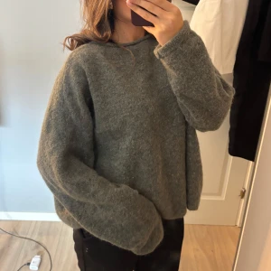 Grå tröja i alpackablandning - Mysig grå tröja i alpackablandning från Cubus. Storlek L men mer som en S/M!