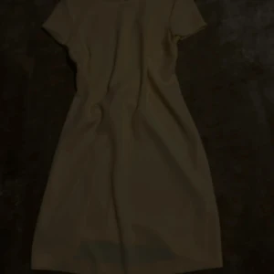 Gul klänning med korta ärmar - Elegant gul klänning med korta ärmar och en klassisk passform. Perfekt för en stilren look. Klänningen är helt oanvänd💖