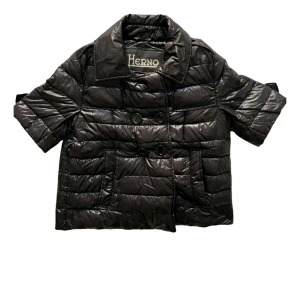 Herno jacka - Säljer min älskade herno jacka då den inte längre kommer till användning för mig. Storleken är 42 men motsvarar S/36. 🩵