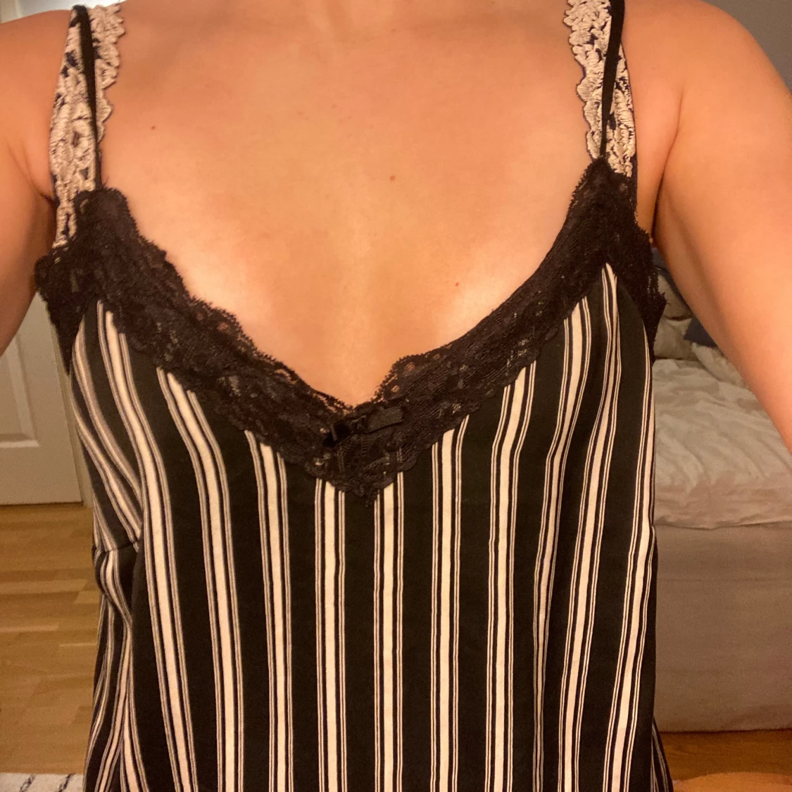 Randig linne med spetsdetaljer