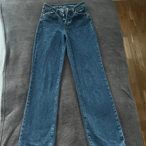 Högmidjade mörkblå jeans från Bikbok - Super fina och sköna jeans från Bikbok, långa på mig som är 1,75cm, bra skick men tyvärr för stora. Strl 27/32. 