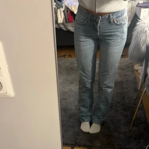 Blå jeans från Lager 157 - Snygga blå jeans från Lager 157 med en klassisk design. De har en normal passform och är lågmidjade, vilket ger en bekväm och stilren look. Perfekta för en avslappnad stil. De är i modellen Icon 🩷