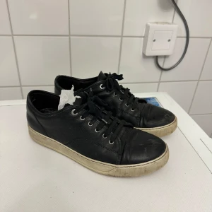 Lanvin  - Lanvins storlek 42. Bra skick men behöver en tvätt. 