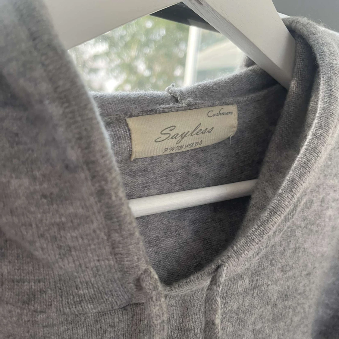 Grå kashmir hoodie från Sayless - 2