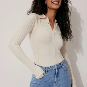 Beige ribbad tröja från Lisa & Lena - Jätte fin långärmad tröja med krage ,använd fåtal gånger men ser ut som ny, från Lisa & Lenas kollektion